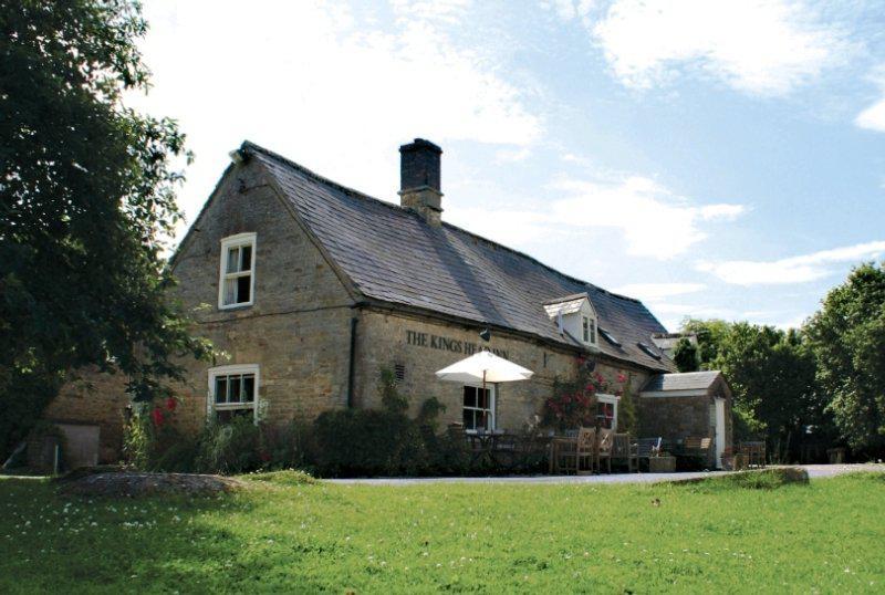 Kings Head Inn Bledington Exterior photo